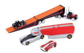 Машина дальнобойщика c  маленьким автомобилем Hot Wheels
