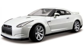 Автомодель Bburago Nissan GT-R (2009) - белый, 1:18